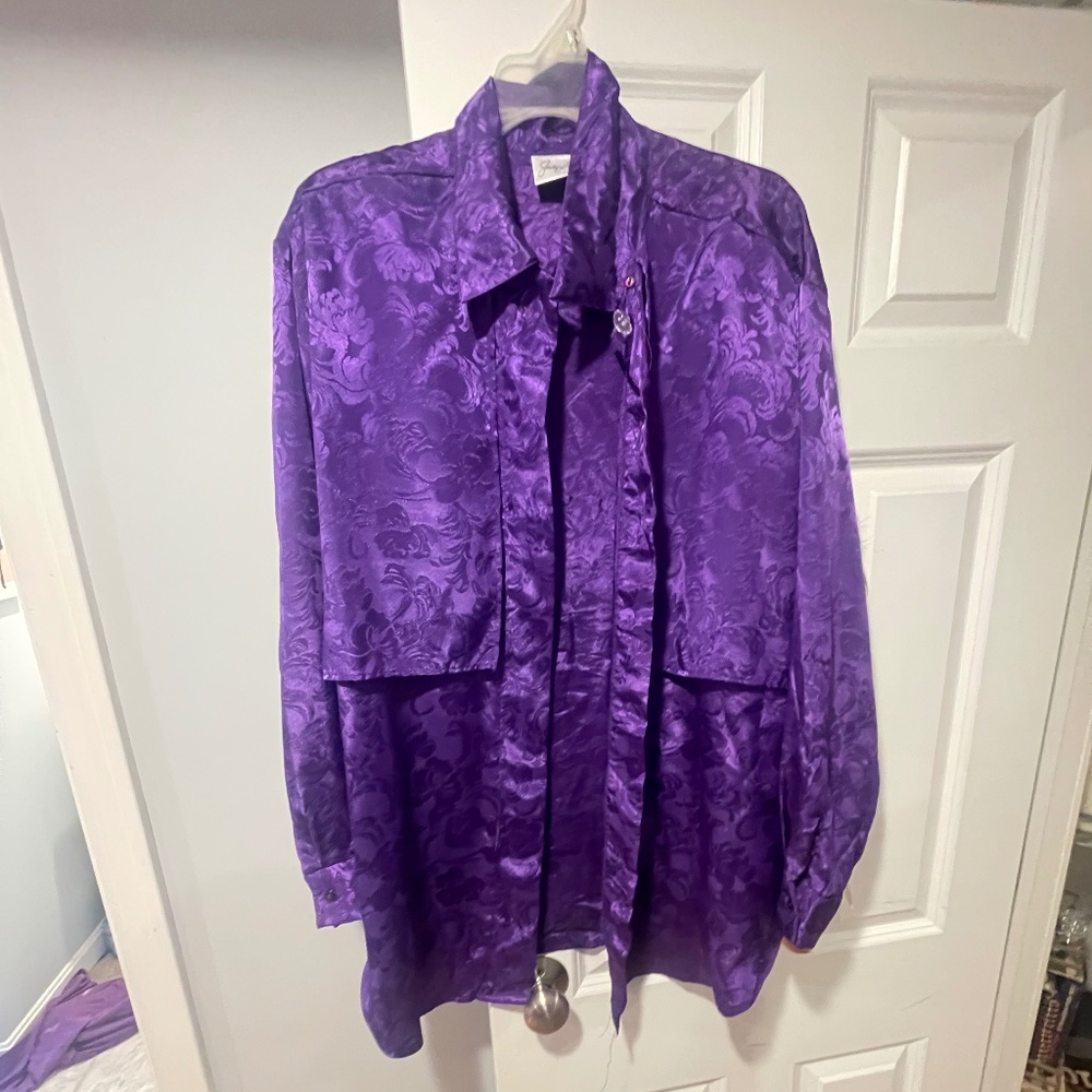 Vintage blouse with embroidered pattern and shoulder pads